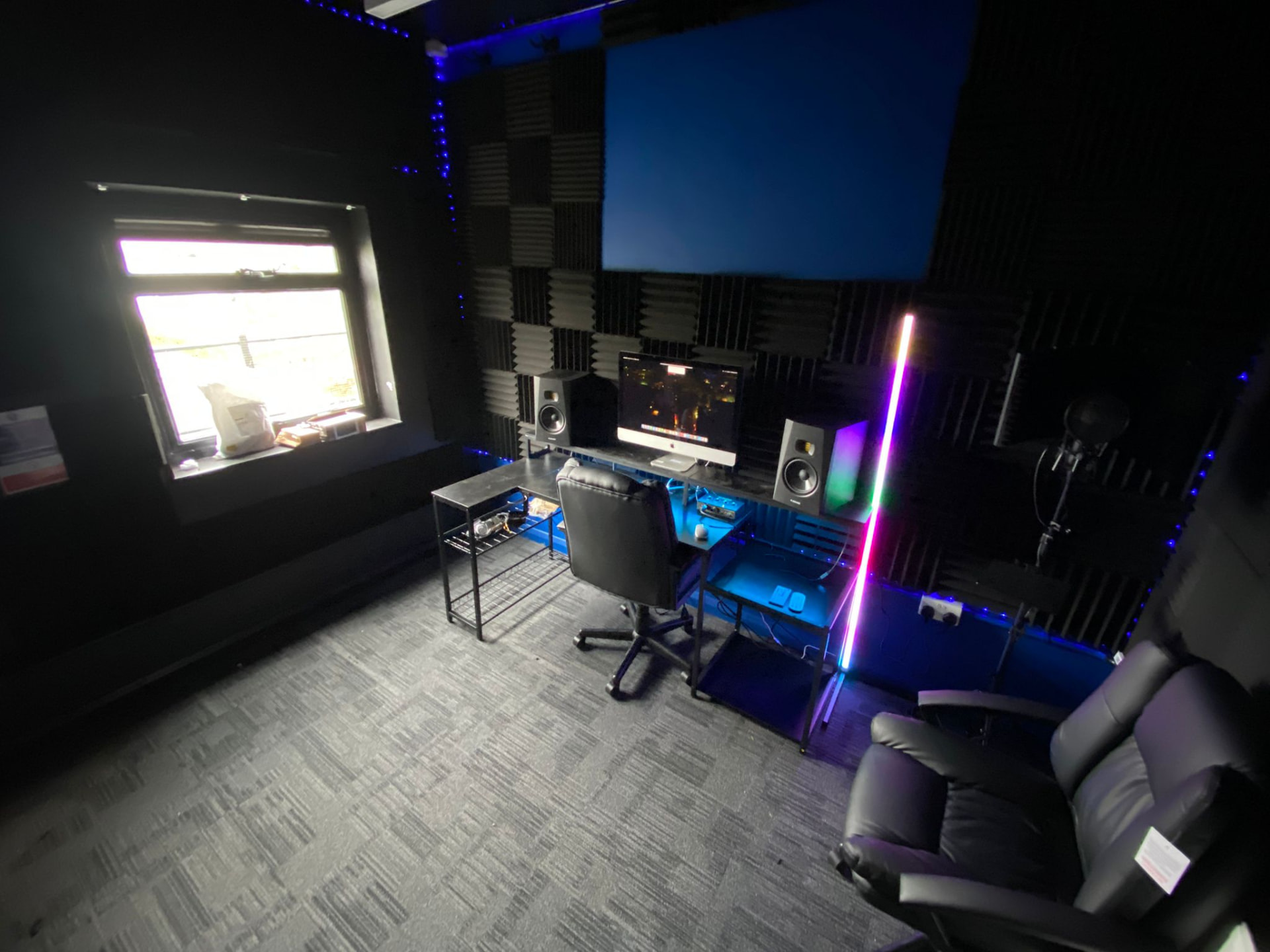 Production suite with monitors, LED light bar and lounge chair